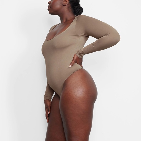 SKIMS Essential Long Sleeve Scoop Neck Bodysuit L/XL Desert - Picture 3 of 12